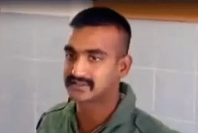 ୱିଙ୍ଗ୍ କମାଣ୍ଡର ଅଭିନନ୍ଦନଙ୍କ ପିତା କହିଲେ ମୋ ପୁଅ ପାଇଁ ମୁଁ ଗର୍ବିତ ! ଶତ୍ରୁଦେଶରେ ମଧ୍ୟ ମୋ ପୁଅ ବାହାଦୁର୍ ଭଳି କଥାବାର୍ତ୍ତା କରୁଛି ।