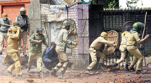 ସେନାର ସୁରକ୍ଷା ପାଇଁ ଆଗେଇ ଆସିଲେ ସେନା ଅଧକାରୀଙ୍କ ଦୁଇ ଝିଅ : ସୁରକ୍ଷାବଳଙ୍କ ମାନବାଧିକାରର ସୁରକ୍ଷା ପାଇଁ ସୁପ୍ରିମକୋର୍ଟର ହେଲେ ଦ୍ୱାରସ୍ଥ