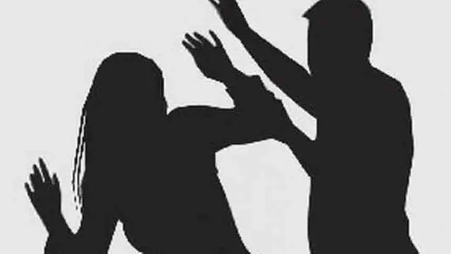 ବ୍ରହ୍ମପୁରରୁ ଆସିଲା ମହିଳା ନିର୍ଯାତନାର କରୁଣ ଚିତ୍ର । ଘରୋଇ ଜମି ବିବାଦକୁ ନେଇ ମହିଳାଙ୍କୁ ଗାଁ ଦାଣ୍ଡରେ ଘୋଷାଡି ମାରିଲେ ଶାଶୂଘର ଲୋକ । ଥାନାକୁ ୩ ଦିନ ଧରି ଦୌଡିବା ପରେ ବି ଗୁହାରି ଶୁଣିଲେନି ଥାନା ବାବୁ