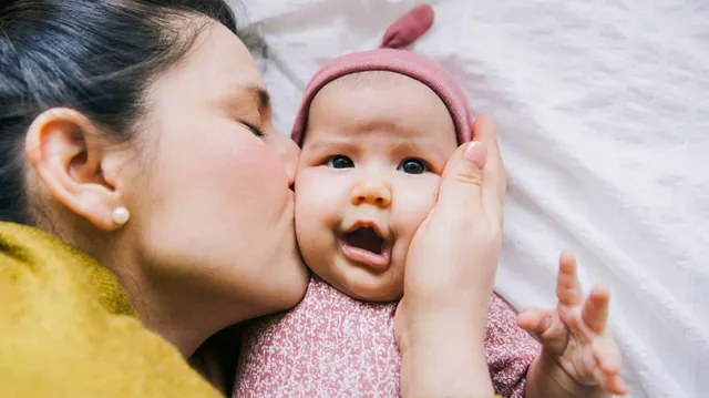 ଛୋଟ ପିଲାଙ୍କ ଗାଲ କିମ୍ବା ଓଠକୁ ଚୁମ୍ବନ ଦେଉଥିଲେ ସତର୍କ ରୁହନ୍ତୁ ! ବ୍ୟାପୁଛି ହର୍ପ୍ସ ଭାଇରସ୍ , ଅକାଳରେ ଚାଲିଯାଉଛି ଛୁଆଙ୍କ ଜୀବନ ।