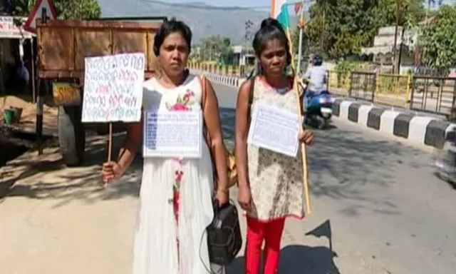 ଦୁଇ ଭଉଣୀଙ୍କ ଗାନ୍ଧିଗିରି : ନ୍ୟାୟ ନପାଇ ରାଜ୍ୟବ୍ୟାପି ପଦଯାତ୍ରା ଆରମ୍ଭ କଲେ ଦୁଇ ଦଳିତ ଭଉଣୀ । ଜାତିଆଣ ଆକ୍ଷେପ ସହ ଅତ୍ୟାଚାର ଓ ଜମି ହଡପ ନେଇ ଆଣିଲେ ଅଭିଯୋଗ