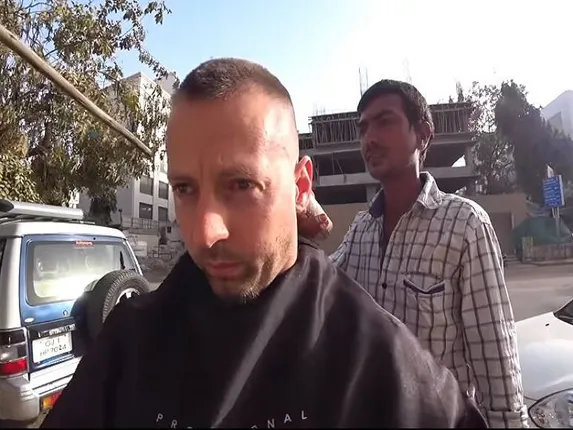 ନରୱେରୁ ଆସିଥିଲେ ଜଣେ ୟୁଟ୍ୟୁବର; ବାରିକର ସଚ୍ଚୋଟତାରେ ହେଲେ ଖୁସି । ଚୁଟି କାଟିବା ପାଇଁ  ୨୦ ଟଙ୍କା ବଦଳରେ ଦେଲେ ୨୮ହଜାର ଟଙ୍କା