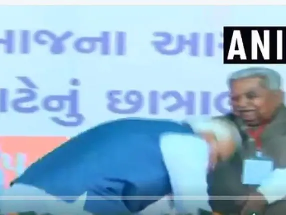 ମଞ୍ଚରେ ପହଞ୍ଚି ବିଜେପିର ବରିଷ୍ଠ ନେତାଙ୍କ ପାଦ ଛୁଇଁଲେ ମୋଦି ! ଜନତା କହିଲେ ଗୋଟିଏ ହୃଦୟକୁ ଜିତିବ କେତେଥର?