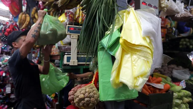 ବ୍ୟାନ ହେବାର ୪ ମାସ ପରେ ବି ଜମୁଛି ବ୍ୟବସାୟ ! ଖୁଲମଖୁଲା ଚାଲିଛି ପଲିଥିନ୍ ଓ ଗୁଟଖା ବେପାର ।