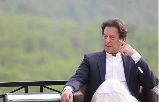 ସଙ୍କଟରେ ପାକ୍ ପ୍ରଧାନମନ୍ତ୍ରୀଙ୍କ ଗାଦୀ, ଚାଲି ଯାଇପାରେ ଇମ୍ରାନ ଖାନଙ୍କ ପଦବୀ ? ଇମ୍ରାନ ଅଯୋଗ୍ୟ ବୋଲି କୋର୍ଟକୁ ଗଲା ମାମଲା