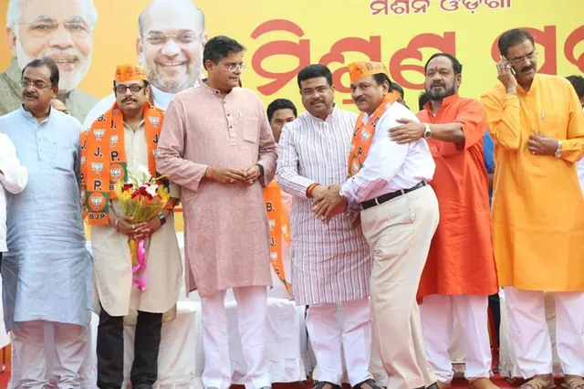 ବାପା ବିଜେଡି ସାଂସଦ, ପୁଅ ବିଜେପି ବିଧାୟକ ପ୍ରାର୍ଥୀ । ରାଜନୀତିର ଧର୍ମସଂକଟରେ ପ୍ରଶାନ୍ତ-ରିଷଭ ଯୋଡି ।