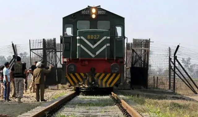 ଗଡିଲା ସମଝୌତା ଏକ୍ସପ୍ରେସ ! ୧୨ଜଣ ଯାତ୍ରୀଙ୍କୁ ନେଇ ଅଟାରୀ ସୀମା ପାର କଲା ଟ୍ରେନ,ସେପଟେ ଲାହୋରରୁ ଆସୁଛନ୍ତି ୧୫୦ଯାତ୍ରୀ