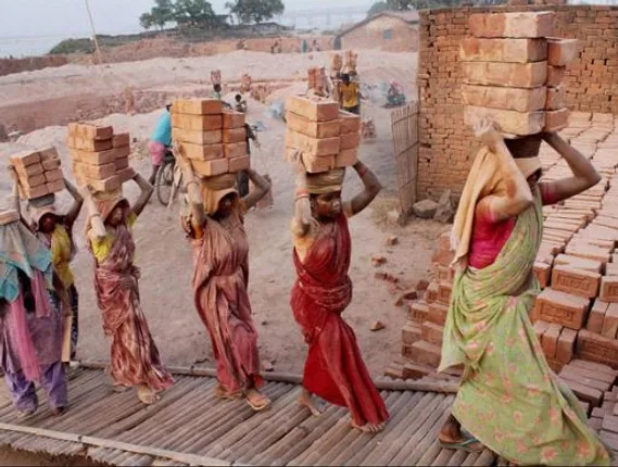 ବଢ଼ିଲା ନିର୍ମାଣ ଶ୍ରମିକଙ୍କ ପେନସନ୍ ! ୩୦୦ରୁ ୫୦୦ ଟଙ୍କାକୁ ବୃଦ୍ଧି, ଝିଅ ବାହାଘରରେ ୫୦ ହଜାର ସହାୟତା ଦେବେ ସରକାର