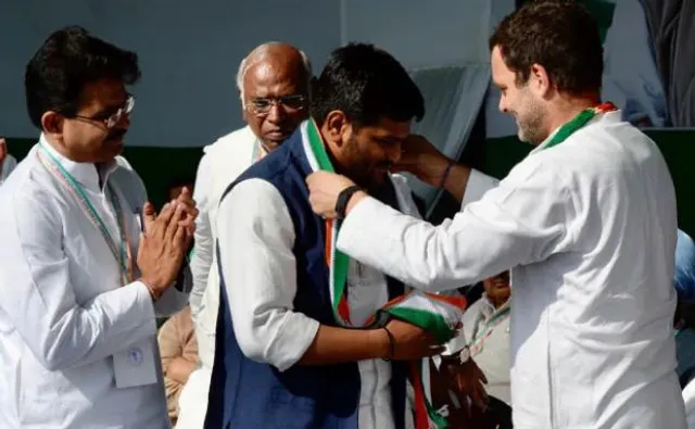 ହାତ ଧରିଲେ ହାର୍ଦ୍ଦିକ ପଟେଲ୍ ! କଂଗ୍ରେସ ଅଧ୍ୟକ୍ଷଙ୍କ ଉପସ୍ଥିତିରେ କଂଗ୍ରେସରେ ଯୋଗଦେଲେ ପଟିଦାର ନେତା