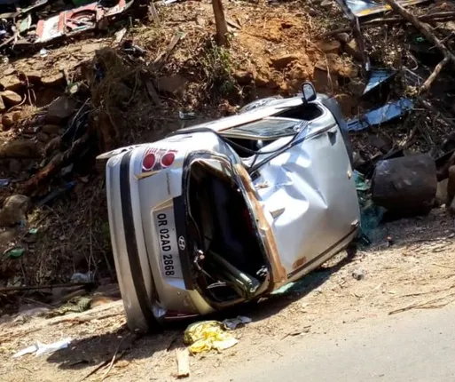 ପେଟା ଘାଟି ଉପରୁ ୨୫ ଫୁଟ ତଳକୁ ଖସିପଡ଼ିଲା କାର୍, ତିନି ଆହତ