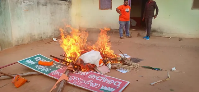 ବିଜେପି ଦେଲା ଟିକେଟ୍ ତାଲିକା, ବଢ଼ିଲା ଟେନସନ । ଲକ୍ଷ୍ମୀପୁର ବିଜେପିରେ ବିଦ୍ରୋହ, ପାର୍ଟି ଅଫିସରେ ପୋଡ଼ାଜଳା ।