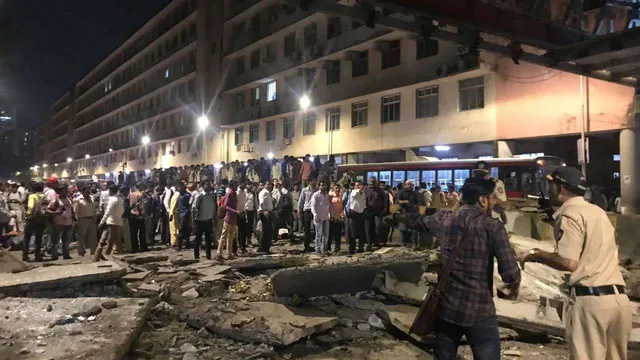 ମୁମ୍ବାଇ ସିଏସଟି ଷ୍ଟେସନ ଠାରେ ଭୁଶୁଡ଼ିଲା ଫୁଟ୍ ଓଭରବ୍ରିଜ୍ । ୨ ମୃତ ଓ ୨୦ରୁ ଉଦ୍ଧ୍ୱର୍ ଆହତ ହୋଇଥିବା ସୂଚନା, ଉଦ୍ଧାରକାର୍ଯ୍ୟ ଜାରି ।