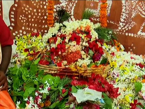 ରେଶମ ସହର ବ୍ରହ୍ମପୁରରେ ଆରମ୍ଭ ହେଲା ପ୍ରସିଦ୍ଧ ବୁଢୀ ଠାକୁରାଣୀ ଯାତ୍ରା । ଡାକରା ପାଇ ବାପ ଘରେ ପହଞ୍ଚିଲେ ମା’ ବୁଢୀ ଠାକୁରାଣୀ