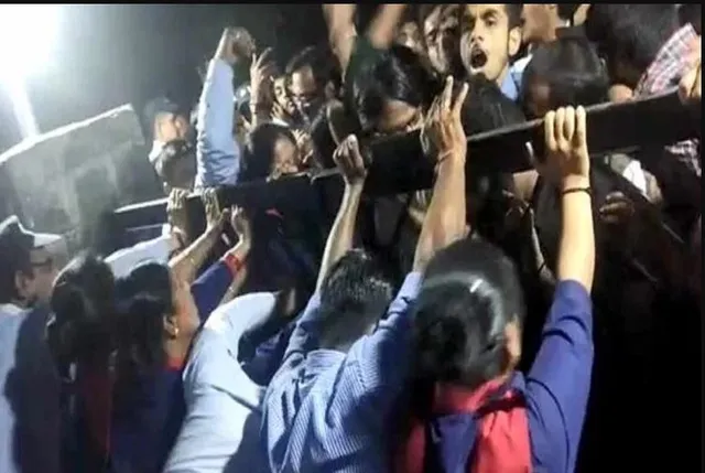 ଜେଏନୟୁ ଛାତ୍ରଙ୍କ ତୁମୁଳକାଣ୍ଡ ! ୫୦୦ ଛାତ୍ର ମିଶି କୁଳପତିଙ୍କ ଘରେ ପଶି ପତ୍ନୀଙ୍କୁ ୩ ଘଣ୍ଟା ଧରି କଲେ ବନ୍ଧକ,ଡାକ୍ତରଖାନାରେ ଭର୍ତ୍ତି ହେଲେ କୁଳପତିଙ୍କ ପତ୍ନୀ ।