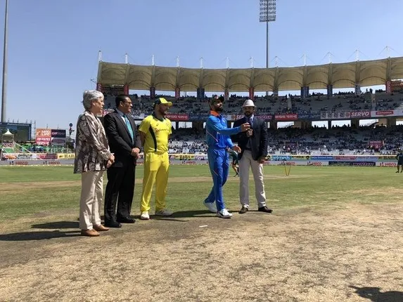 ସୁପର ସଣ୍ଡେର ସୁପର ଫାଇଟ୍ ! ଟସ୍ ଜିତି ଟିମ୍ ଇଣ୍ଡିଆର ବ୍ୟାଟିଂ ନିଷ୍ପତ୍ତି, ମୋହାଲିରେ ହେବ ମହାଲଢେଇ । 