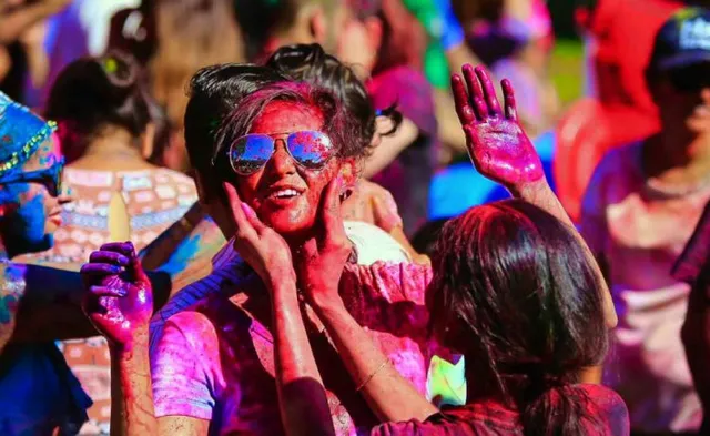 ହୋଲି ଖେଳିବା ପୂର୍ବରୁ ଆପଣାନ୍ତୁ ଏହି ସବୁ ତରିକା ! ଏସବୁ ଦିଗ ଉପରେ ଧ୍ୟାନ ଦେଇ ଖେଳନ୍ତୁ ସୁରକ୍ଷିତ ହୋଲି ।