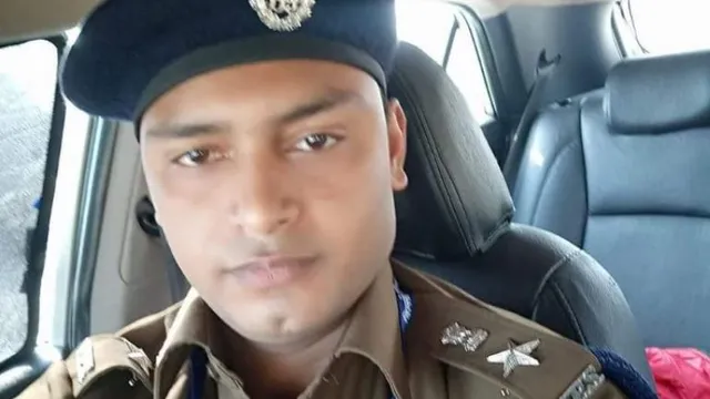 ନିଜକୁ ଆଇପିଏସ୍ ଅଫିସରର ପରିଚୟ ଦେଇ ଯୁବତୀଙ୍କୁ ଠକି ଆସୁଥିଲେ ଯୁବକ ! ଗିରଫ କଲା ପୋଲିସ୍ 