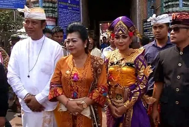 ଶ୍ରୀମନ୍ଦିରରେ ଇଣ୍ଡୋନେସିଆ ରାଜ ପରିବାର ହଟହଟା : ମହାପ୍ରଭୁଙ୍କ ଦର୍ଶନ ପାଇଁ ମନ୍ଦିର ବାହାରେ ଠିଆ ହେଲେ ଦେଢ଼ ଘଣ୍ଟା