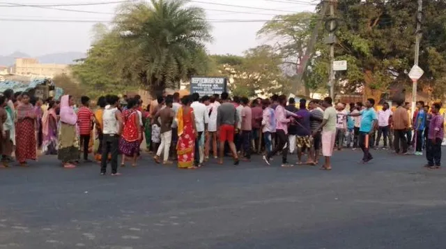 ହୋଲି ଖେଳରୁ ମହାଭାରତ ! ପୂର୍ବ ଶତ୍ରୁତାକୁ କେନ୍ଦ୍ର କରି ଦୁଇ ଗୋଷ୍ଠୀ ମୁହାଁମୁହିଁ ।