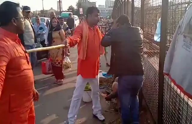 ପୁଲୱାମା ଆକ୍ରମଣ ପରେ ବଢୁଛି କାଶ୍ମୀରୀଙ୍କ ଉପରେ ଆକ୍ରମଣ ଘଟଣା : କାଶ୍ମୀରୀ ଯୁବକଙ୍କୁ ମାଡ ମାରିଲେ ଗେରୁଆ ବସ୍ତ୍ରଧାରୀ ଯୁବକ