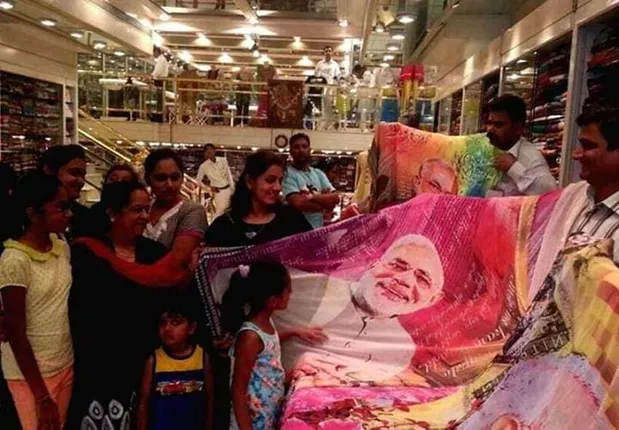 ସେନା, ଯୁଦ୍ଧ ବିମାନ ଓ ପ୍ରଧାନମନ୍ତ୍ରୀଙ୍କ ପ୍ରିଣ୍ଟ ଥିବା ଶାଢ଼ୀ ଲଂଚ କରିବ ବିଜେପି ! ଶାଢ଼ୀର ମୂଲ୍ୟ ପାଖାପାଖି ୬୫୦ ଟଙ୍କା