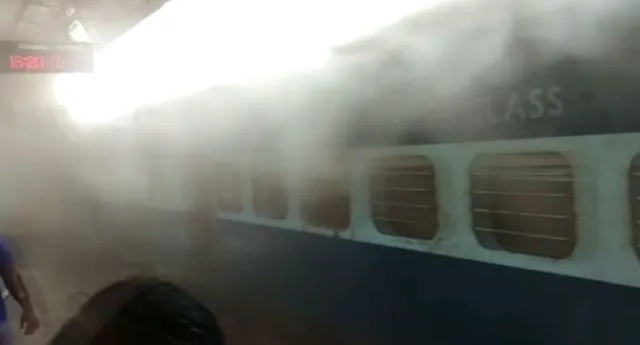 ପୁରୀ-ହାଟିଆ ତପସ୍ୱିନୀ ଏକ୍ସପ୍ରେସରେ ନିଆଁ : ଷ୍ଟେସନରେ ଛିଡା ହୋଇଥିବା ବେଳେ ଏକ୍ସପ୍ରେସର ୩ଟି ବଗିରେ ଅଗ୍ନିକାଣ୍ଡ