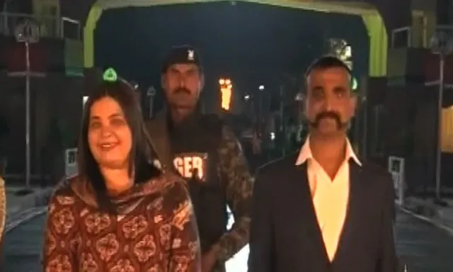 ଭାରତ ଫେରିଲେ ଦେଶର ହିରୋ । ଅଭିନନ୍ଦନଙ୍କୁ ଭାରତର ଅଭିନନ୍ଦନ, ୱାଘା ବର୍ଡରରେ ତ୍ରିରଙ୍ଗା ଧରି ବୀର ପୁଅକୁ ସ୍ୱାଗତ କଲେ ଦେଶବାସୀ