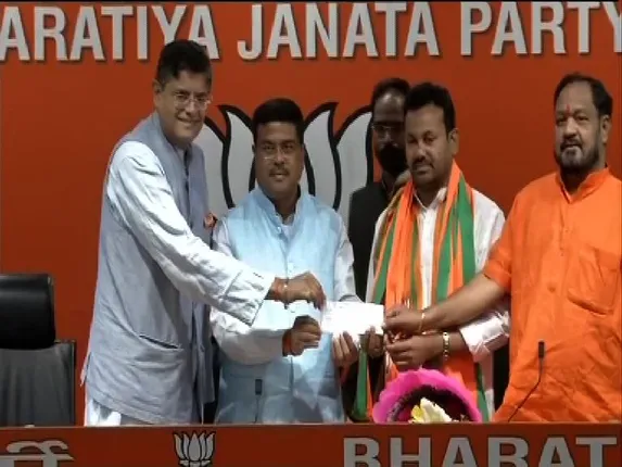 ବିଜେପିରେ ସାମିଲ ହେଲେ ସାଲେପୁର ବିଧାୟକ ପ୍ରକାଶ ବେହେରା । କାଲି ‘ହାତ’ ଛାଡ଼ିଥିଲେ ଆଜି ପଦ୍ମ ଧରିଲେ ।