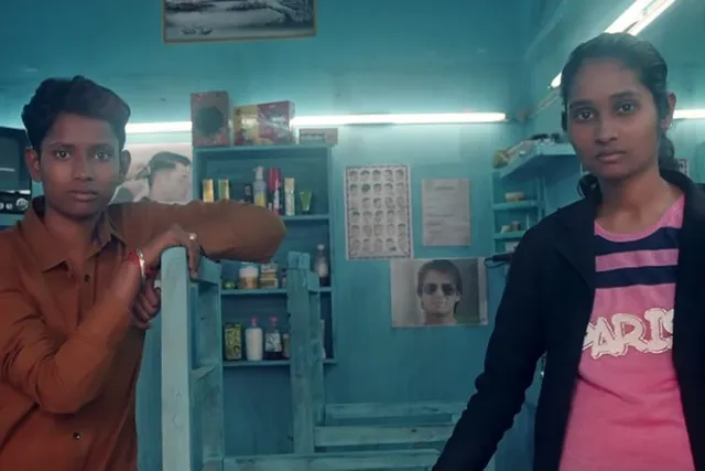 ରୋଜଗାରିଆ ବାପାଙ୍କୁ ହୋଇଗଲା ପାରାଲିସିସ୍ , ପରିବାରର ବୋଝ ଉଠାଇବା ପାଇଁ ଦୁଇ ଝିଅ ସାଜିଲେ ପୁଅ ! ବେଶଭୂଷା ସହ ନାଁ ବଦଳାଇ ହାତରେ ଧରିଲେ ଖୁର ।