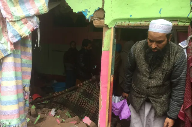 ଭାରତ-ପାକ୍ ମଧ୍ୟରେ ଅଶାନ୍ତି : ଏଲଓସି ପାଖରେ ରହୁଥିବା ଲୋକ ବଖାଣିଲେ ନିଜ ଦୁଃଖ । କହିଲେ, ଏକା ଥରକେ କାହିଁକି ମାରିଦେଉନାହାଁନ୍ତି