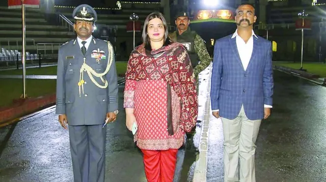 ଜନତାଙ୍କ ପ୍ରଶ୍ନ ଆମର ଉତ୍ତର ! ୱିଙ୍ଗ୍ କମାଣ୍ଡର ଅଭିନନ୍ଦନଙ୍କ ସହ ନଜର ଆସିଥିବା ଏହି ମହିଳା ଜଣକ କିଏ ?