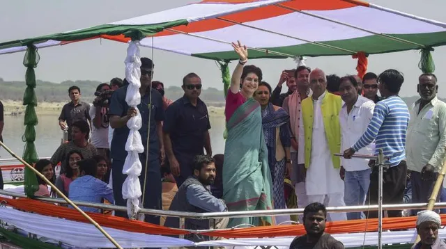 ପ୍ରିୟଙ୍କାଙ୍କ ମିଶନ ଉତ୍ତରପ୍ରଦେଶ ! ହନୁମାନ ଓ ଗଙ୍ଗାଙ୍କ ପୂଜା ସହ ପ୍ରୟାଗରାଜରୁ କାଶୀ ଯାଏଁ ଆରମ୍ଭ କଲେ ଗଙ୍ଗା ଯାତ୍ରା, କହିଲେ ସଙ୍କଟରେ ଦେଶ । 