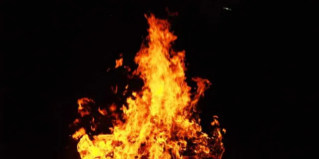 କେନ୍ଦୁଝର ବରଯାତ୍ରୀ ବସରେ ଲାଗିଲା ନିଆଁ, ଜଳିଗଲେ ଯୁବକ । ବସରେ ଶୋଇଥିବାବେଳେ ଯୁବକ ଜୀବନ୍ତ ଦଗ୍ଧ