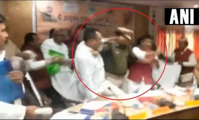 ବୈଠକ ମଝିରେ ନେତାଙ୍କ ତାଣ୍ଡବ ! ବିଜେପି ସାଂସଦ ଜୋତା ଖୋଲି ବିଜେପି ବିଧାୟକଙ୍କୁ ନିର୍ଦ୍ଧୁମ ଛେଚିଲେ