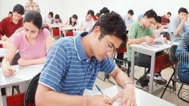 ପରୀକ୍ଷା ହଲରେ ପ୍ରଶ୍ନପତ୍ର ଦେଖି ଛାତ୍ରଙ୍କୁ ଆସିଲା ହାର୍ଟଆଟାକ୍ ! ଘଟଣାସ୍ଥଳରେ ଚାଲିଗଲା ଜୀବନ ।