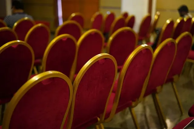 ଟିକେଟ୍ ନ ମିଳିିବା କାରଣରୁ ଅସନ୍ତୋଷ ହୋଇ ପାର୍ଟି ଅଫିସରୁ ୩୦୦ ଚଉକି ଉଠାଇନେଲେ କଂଗ୍ରେସ ନେତା ।