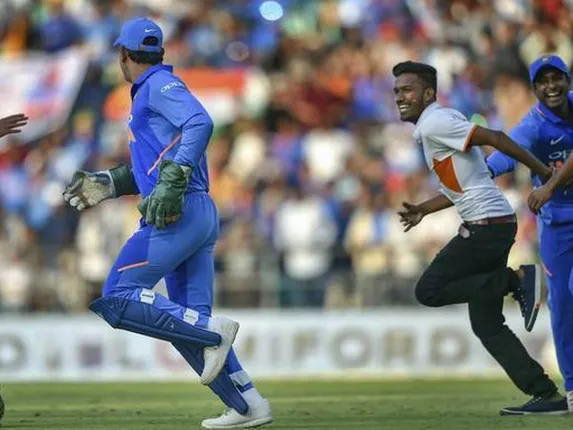 ପୁଣି ବିନ୍ଦାସ ମୁଡରେ ନଜର ଆସିଲେ କ୍ୟାପଟେନ୍ କୁଲ୍ ! ନାଗପୁର ମଇଦାନରେ ଫ୍ୟାନ୍ସଙ୍କ ସହ ଲୁଚକାଳି ଖେଳିଲେ ଧୋନୀ, ଦେଖନ୍ତୁ ଭିଡିଓ ।