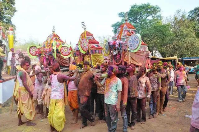 ହୋଲି ପାଇଁ ଚଳଚଞ୍ଚଳ ପୁରପଲ୍ଲୀ ! ଲୋକଙ୍କ ସହ ଠାକୁର ଖେଳୁଛନ୍ତି ଅବିର