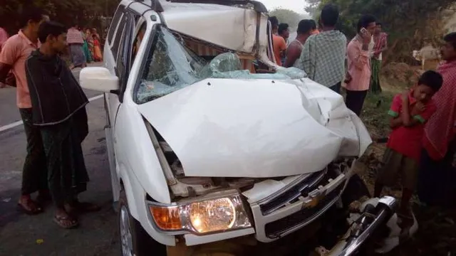 ସୋରଡାରେ ଟ୍ରକକୁ ପିଟିଲା ଟ୍ରାଭେରା ! ଘଟଣାସ୍ଥଳରେ ଚାଲିଗଲା ତହସିଲଦାରଙ୍କ ଜୀବନ, ନିର୍ବାଚନ କାମରେ ଆସୁଥିଲେ ଭୁବନେଶ୍ୱର । 