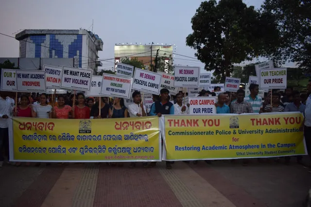 ଉତ୍କଳ ବିଶ୍ୱବିଦ୍ୟାଳୟରେ ଫେରିଲା ଶାନ୍ତି ! ବିଦା ହେଲେ ଅଣଛାତ୍ର, କର୍ତ୍ତୃପକ୍ଷଙ୍କ ସମେତ ପୋଲିସ ପ୍ରଶାସନକୁ ଧନ୍ୟବାଦ ଜଣାଇଲେ ଶତାଧିକ ଛାତ୍ରଛାତ୍ରୀ ।