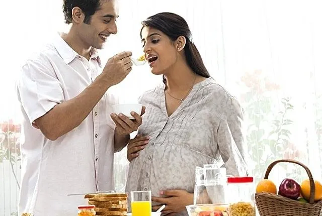 ଗର୍ଭାବସ୍ଥା ସମୟରେ ମହିଳାମାନଙ୍କ ପାଇଁ ଲାଭଦାୟକ ହୋଇଥାଏ ଏଭଳି ଖାଦ୍ୟ ! ଅବହେଳା ନକରି ସ୍ୱାସ୍ଥ୍ୟର ନିଅନ୍ତୁ ଯତ୍ନ ।