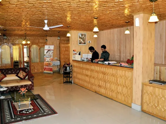 ସୀମାରେ ଲାଗି ରହିଛି ଜଟିଳ ପରିସ୍ଥିତି : ଶ୍ରୀନଗରର ଏକ ହୋଟେଲ ପର୍ଯ୍ୟଟକଙ୍କୁ ଦେଉଛି ମାଗଣାରେ ରହିବା ଓ ଖାଇବା ସୁବିଧା