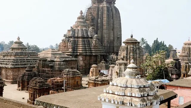 ଠାକୁରଙ୍କୁ ବି ଛାଡ଼ିଲେନି: ଲିଙ୍ଗରାଜଙ୍କ ହୁଣ୍ଡିରୁ ବିଚିତ୍ର ଉପାୟରେ ଟଙ୍କା ନେଇଗଲେ ଦୁର୍ବୃତ୍ତ