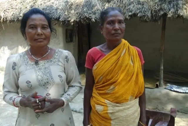 ପ୍ରତିବାଦ ମଦ ଓ ନିର୍ଯ୍ୟାତନା ବିରୋଧରେ...ଜୀବନକୁ ବାଜି ଲଗାଇ ମଦ ବିରୋଧରେ ଲଢୁଛନ୍ତି ଦୁଇ ଭଉଣୀ