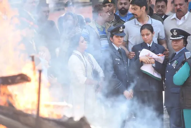 ବୀର ସ୍ୱାମୀଙ୍କ ବୀରାଙ୍ଗନା ପତ୍ନୀ ! ଆଖିରେ ଲୁହ ଓ ଛାତିରେ କୋହ ଚାପି ସେନା ପୋଷାକ ପିନ୍ଧି ସ୍କ୍ୱାର୍ଡନ ଲିଡର ସିଦ୍ଧାର୍ଥ ବଶିଷ୍ଠଙ୍କୁ ଶେଷ ସମ୍ମାନ ଜଣାଇଲେ ପତ୍ନୀ ଆରତୀ ସିଂ ।