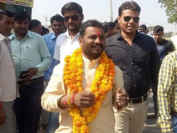 ଗାଡିର ନମ୍ବର ପ୍ଲେଟରେ ଚୌକିଦାର ଲେଖିବା ପଡିଲା ମହଙ୍ଗା ! ବିଜେପି ବିଧାୟକଙ୍କ ଚାଲାଣ କାଟିଲା ପୋଲିସ୍ ।