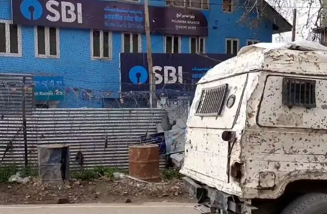 ପୁଣି ପୁଲୱାମାରେ ଆତଙ୍କୀ ହମଲା । ସିଆରପିଏଫ ଯବାନଙ୍କ ଗାଡ଼ି ଉପରକୁ କଲେ ଗ୍ରେନେଡ଼ ମାଡ଼, ଜଣେ ଯବାନ ଆହତ ।