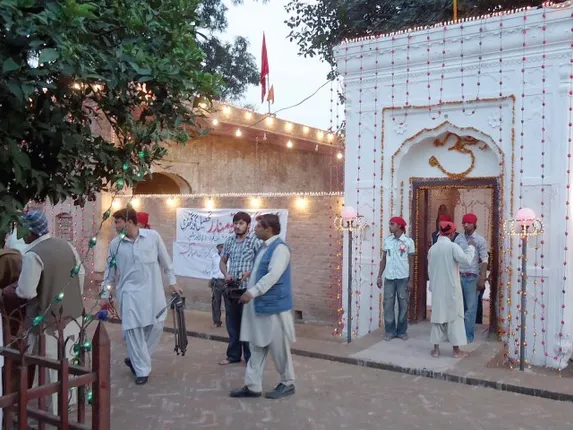 ସାରା ଦୁନିଆରେ ପ୍ରସିଦ୍ଧ ଲାଭ କରିଥିବା ପାକିସ୍ତାନର ଏହି ମନ୍ଦିର ! ଭବ୍ୟତା ଏଭଳି ଦେଶ ବାହାରୁ ଠାକୁରଙ୍କୁ ଦର୍ଶନ କରିବାକୁ ଆସନ୍ତି ଶ୍ରଦ୍ଧାଳୁ ।