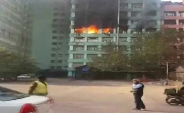 ଦିଲ୍ଲୀ ସିଜିଓ କମ୍ପେ୍ଲକ୍ସରେ ଭୟାବହ ଅଗ୍ନିକାଣ୍ଡ ! ପଞ୍ଚମ ମହଲାରେ ଲାଗିଛି ନିଆଁ, ଉଦ୍ଧାରକାର୍ଯ୍ୟରେ ୨୪ଟି ଦମକଳ ଗାଡି ନିୟୋଜିତ । 