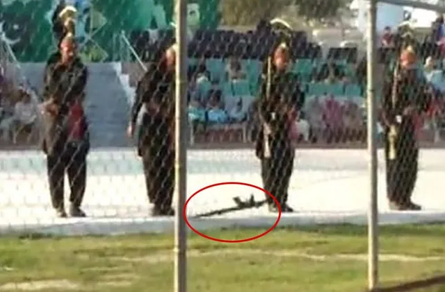 ରିଟ୍ରିଟ୍ ଉତ୍ସବରେ ପାକିସ୍ତାନ ହେଲା ଲଜ୍ଜାର ଶିକାର ! ହାତରୁ ଖସିଲା ବନ୍ଧୁକ , ଲୋକ କହିଲେ ବନ୍ଧୁକ ସମ୍ଭାଳିପାରୁନ ପାକ୍ କ’ଣ ସମ୍ଭାଳିବ ।